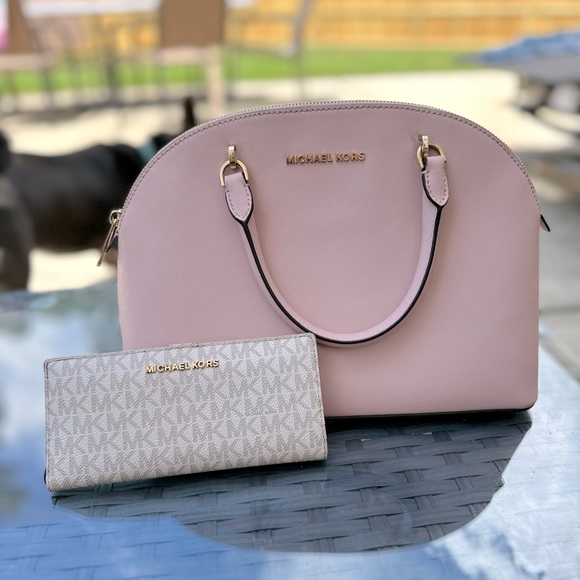 Michael Kors Handbags - Gorgeous Michel Kors Purse & Wallet